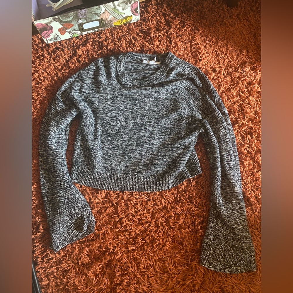 BCBG sz S cropped sweater with flair cuff